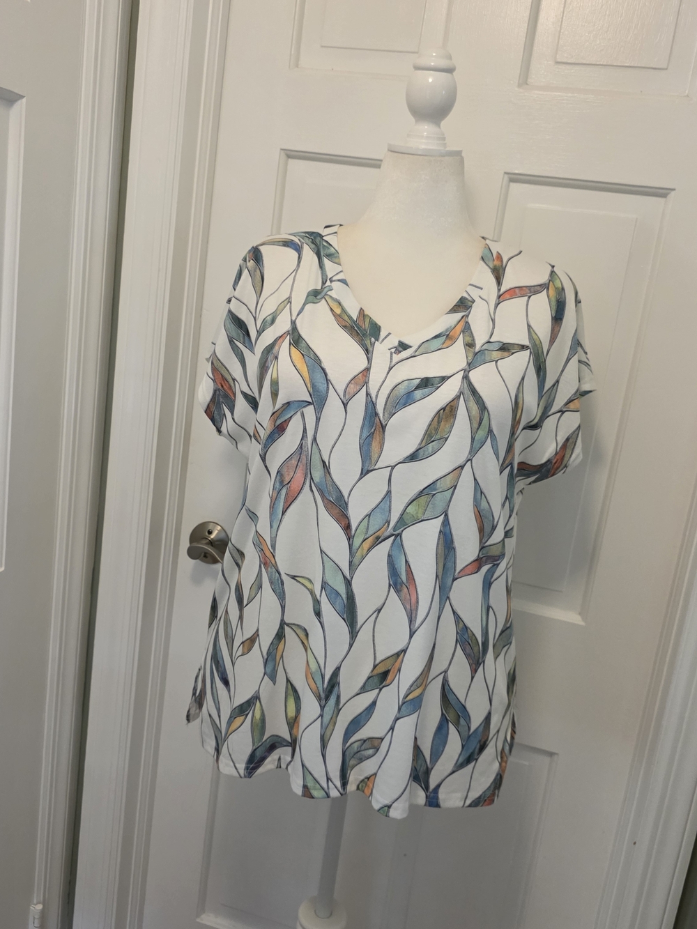 Women's White V-Neck Short Sleeve Leaf-Print Blouse